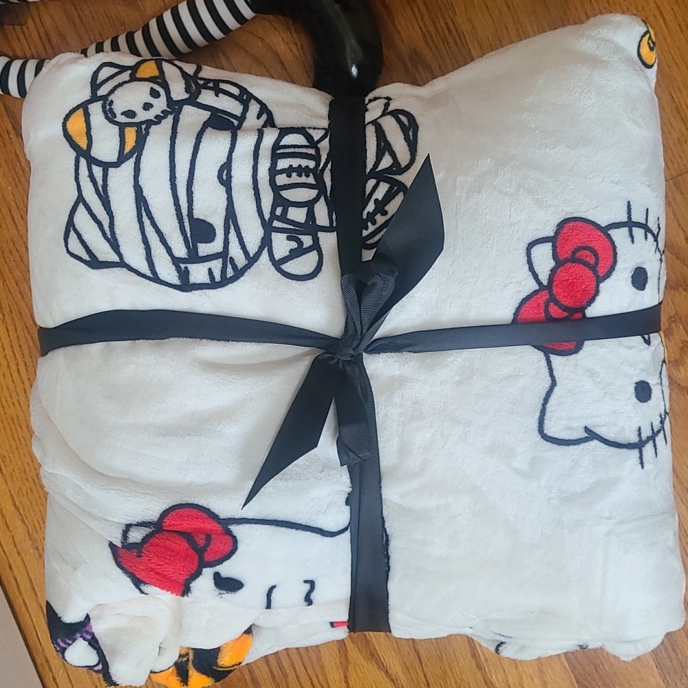Hello Kitty Blanket HTF 🍬 🎃